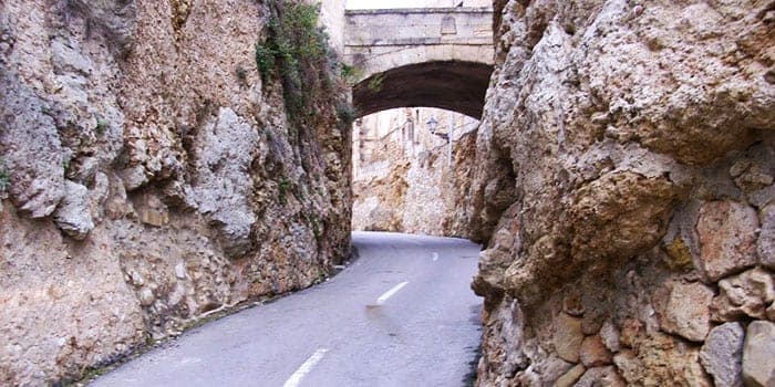 Radtouren auf Mallorca: ruhige Nebenstraße durch ein Felstor