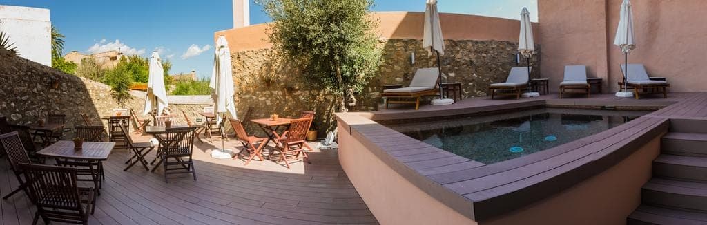 Innenhof mit kleinem Pool und Sitzecke im Boutique Hotel Can Serrete