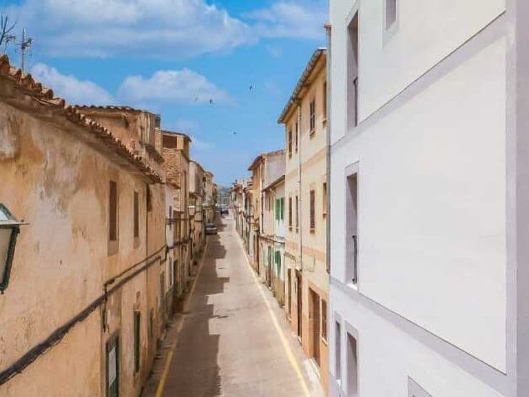 Artà auf Mallorca mit dem Rad: Gasse in der Altstadt mit Laterne, auf dem Weg zur Casa Santa Fe