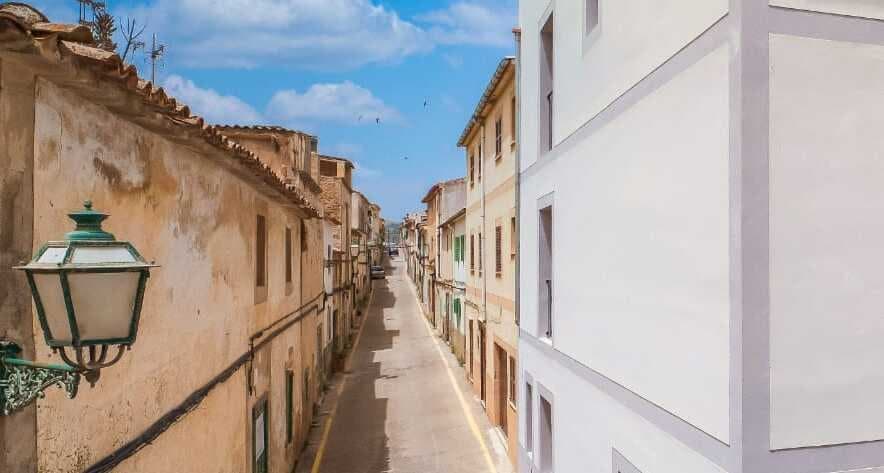 Artà auf Mallorca mit dem Rad: Gasse in der Altstadt mit Laterne, auf dem Weg zur Casa Santa Fe