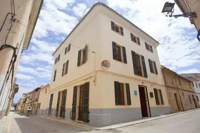 Das Casal de Petra an der Dorfstraße von Petra, Eckansicht des Stadthauses