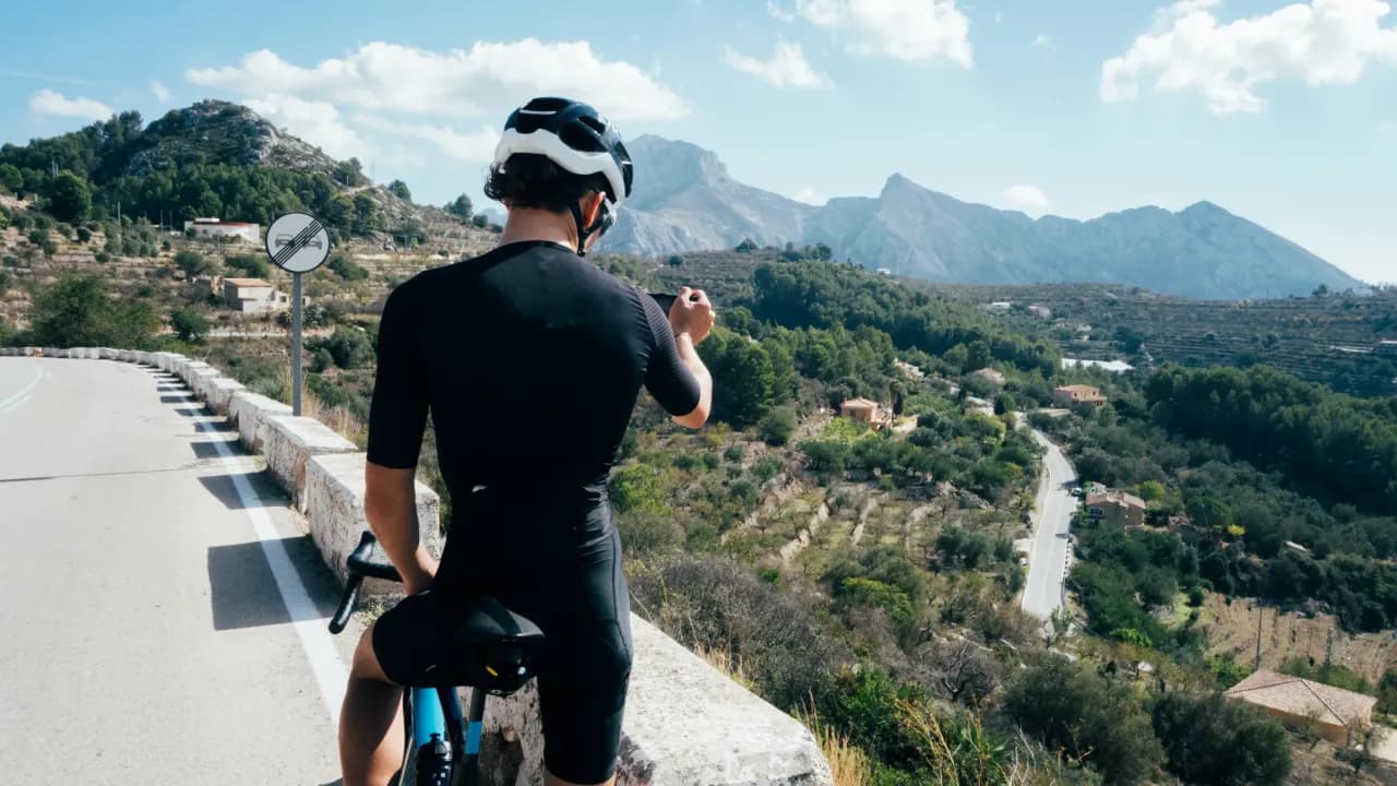 Radfahren auf Mallorca: Radfahrer auf der Küstenstraße mit Blick auf die Tramuntana