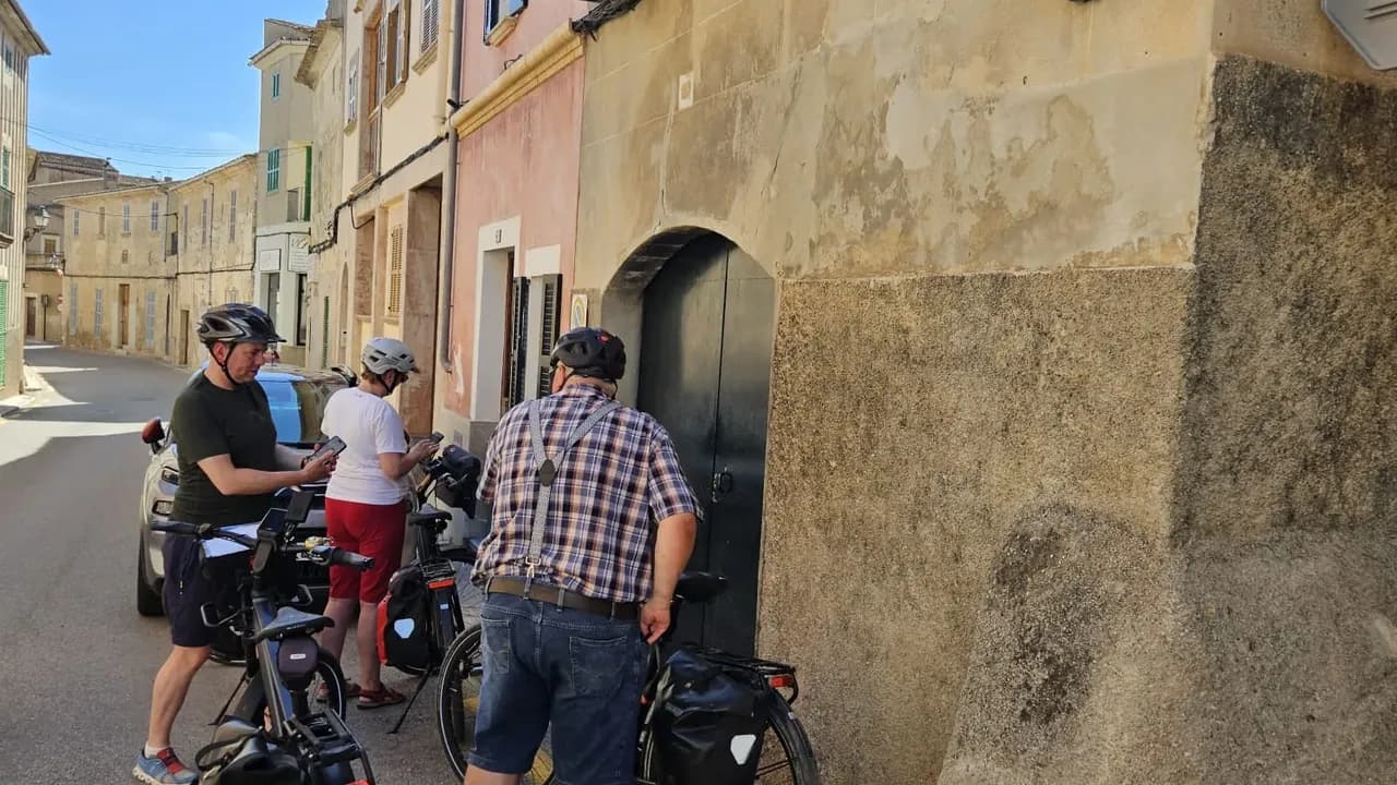Alcúdia Mallorca Radurlaub: Radgruppe in der Altstadt auf der PetitHotel Tour