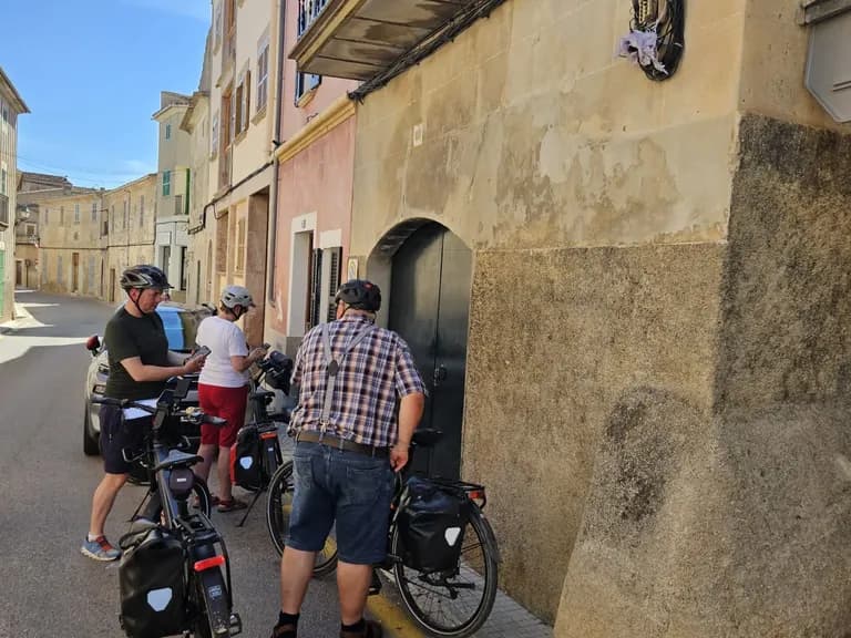 Alcúdia Mallorca Radurlaub: Radgruppe in der Altstadt auf der PetitHotel Tour