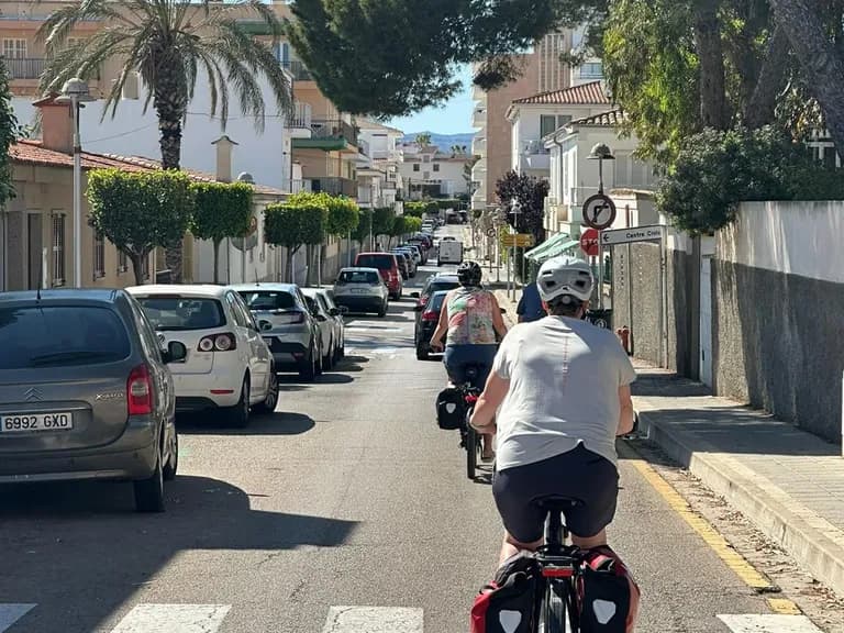 Alcúdia Mallorca Radreise: Radfahrer auf dem Weg durch die Altstadt zum Meer