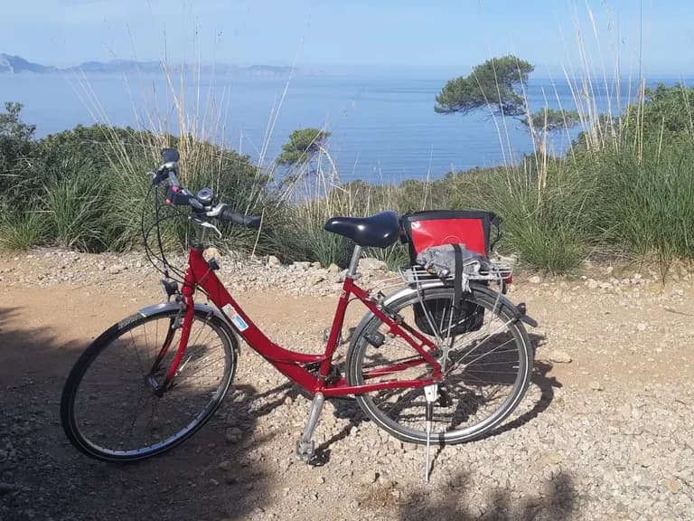 Cala Sant Vicenç Mallorca: Bucht mit Rad auf der PetitHotel Tour