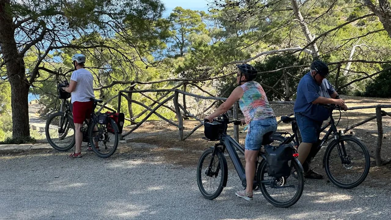 Radreise Mallorca mit Gepäcktransport: Radpause am Küstenweg der Cala Sant Vicenç