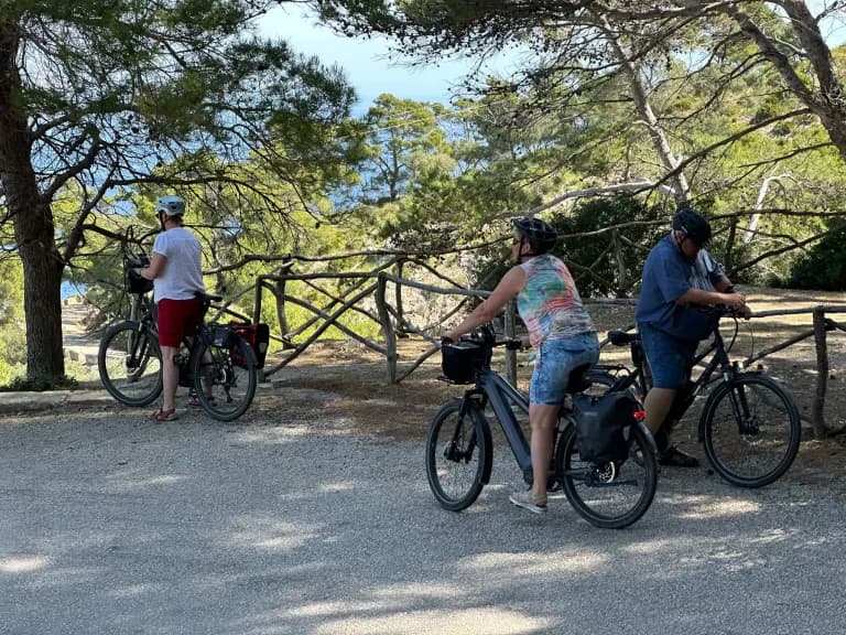 Radreise Mallorca mit Gepäcktransport: Radpause am Küstenweg der Cala Sant Vicenç