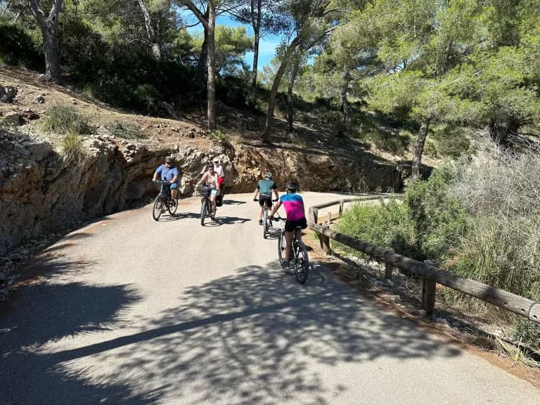 Radwege Mallorca: Radgruppe am Anstieg zum Cap de Formentor auf der PetitHotel Tour