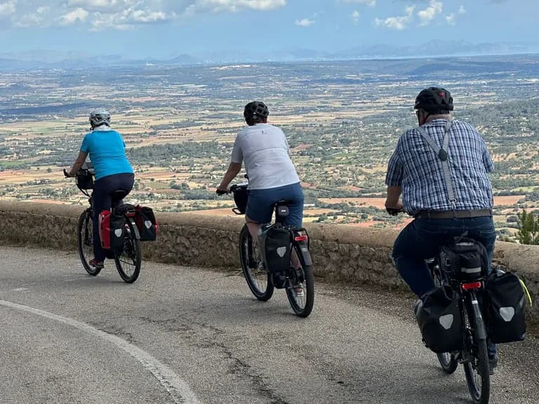 Radreise Mallorca mit Gepäcktransport: Radfahrer zwischen Sant Salvador und Algaida auf der PetitHotel Tour