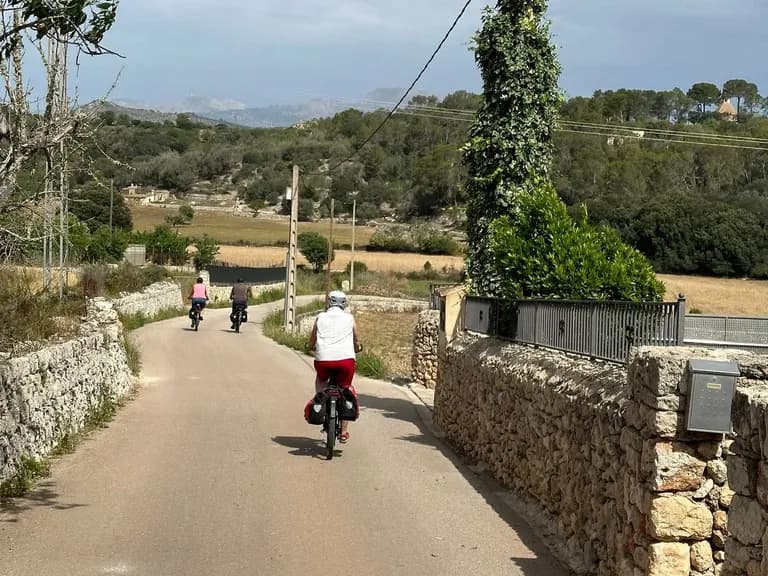 Sternfahrt Ariany/Sineu Mallorca: ruhige Nebenstraße von Sineu nach Selva am Tramuntana-Rand