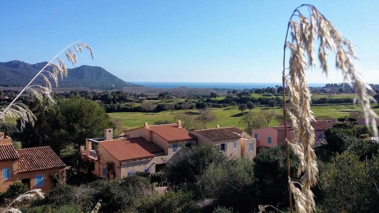 Blick über die Dächer von Son Servera auf die Hügel des Levante