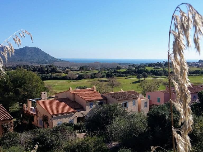 Sternfahrt auf Mallorca: Blick über die Dächer von Son Servera auf die Hügel des Levante