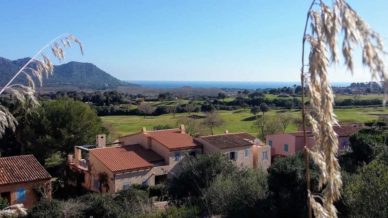 Son Servera auf Mallorca mit dem Rad: Blick über den Ort auf die Berge, Start der Etappe nach Artà