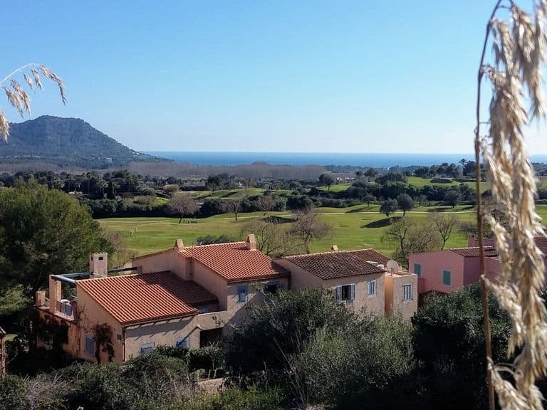 Son Servera auf Mallorca mit dem Rad: Blick über den Ort auf die Berge, Start der Etappe nach Artà