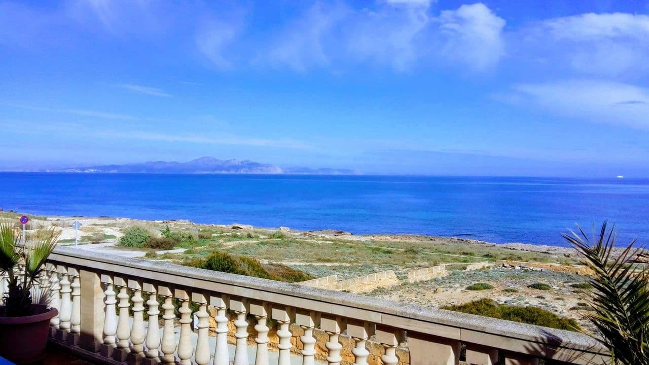 Blick von einer Terrasse über das Meer bei Porto Cristo