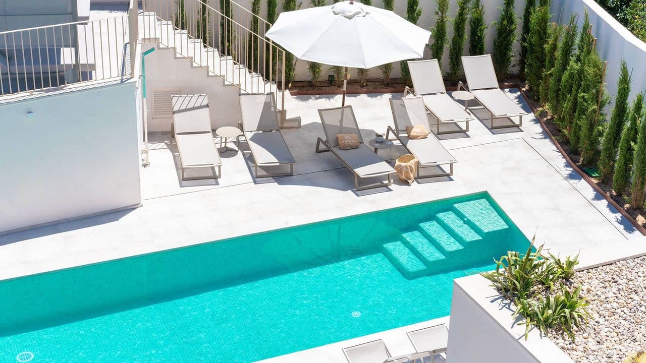 Radhotel auf Mallorca: Pool des Ynaira Hotels in Ariany mit Liegen und Sonnenschirm