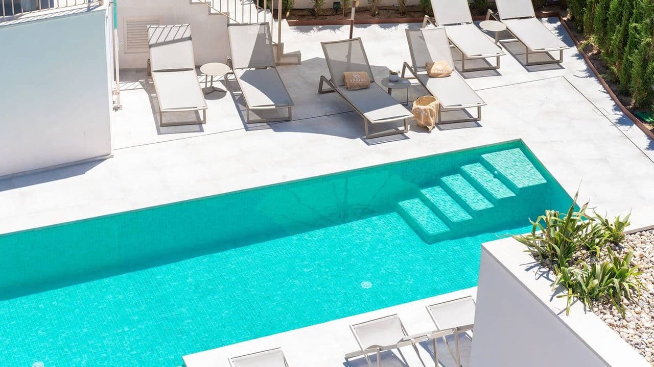 Ariany auf Mallorca mit dem Rad: Dachterrasse mit Pool im Ynaira Hotel