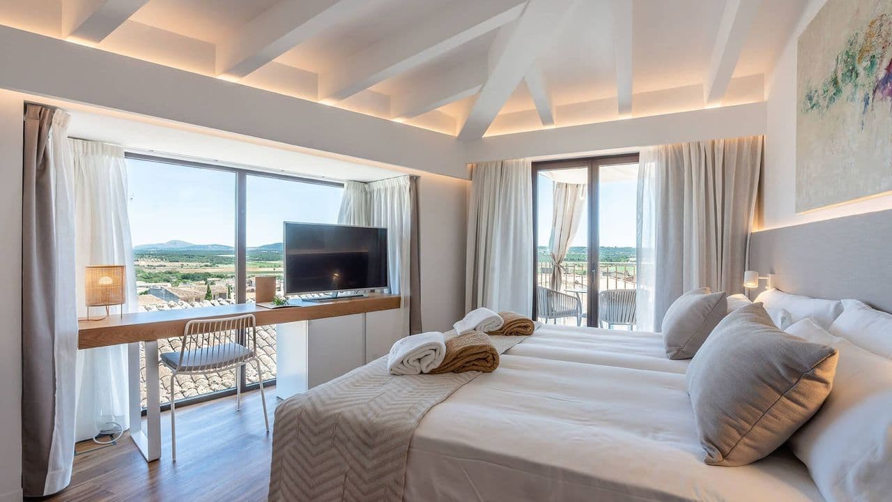 Zimmer im Ynaira Hotel mit Blick über die Felder von Ariany