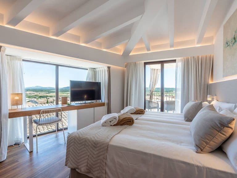Finca auf Mallorca für 2 Personen: Zimmer im Ynaira Hotel mit Blick über die Felder von Ariany